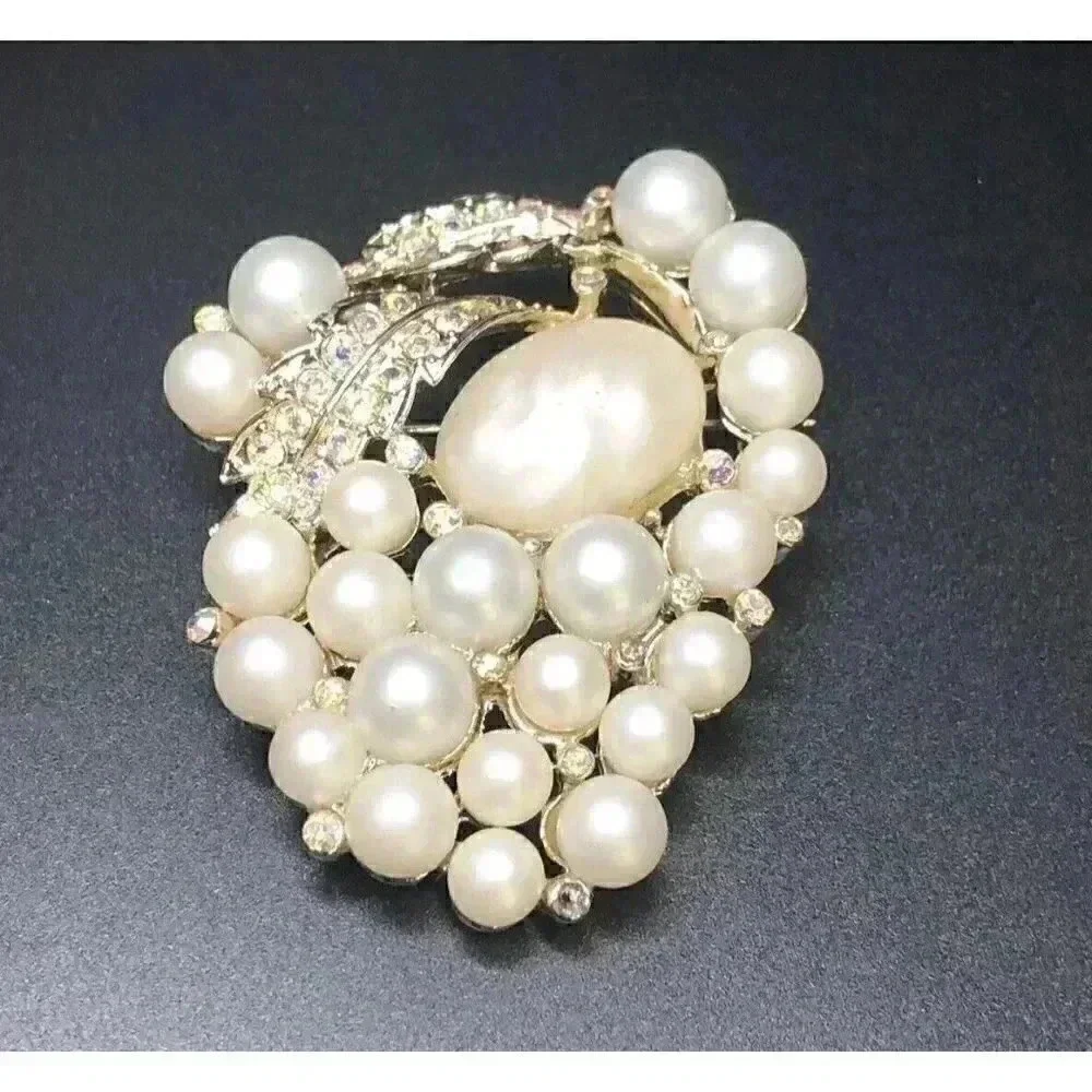Vintage Baroque‎ Pearl Gold Tone AB Aurora Borealis Rhinestone Brooch READ